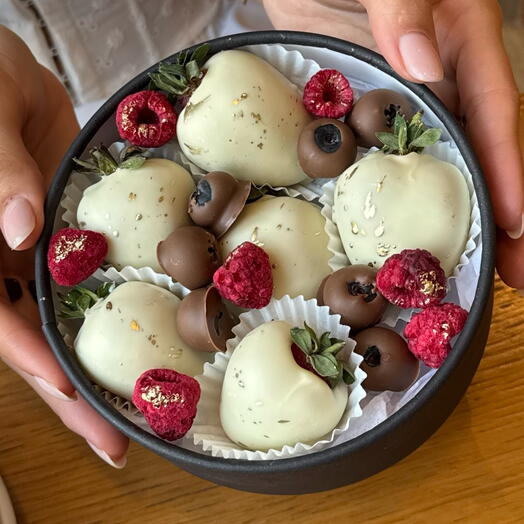 Клубника и голубика в шоколаде