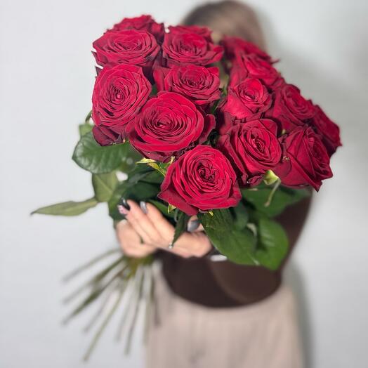 Букет из 15 ароматных красных роз 🥰