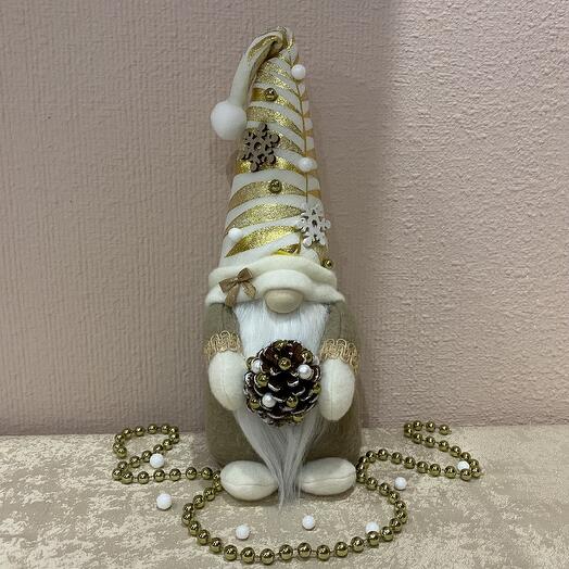 Gnomo de Navidad con hojas doradas