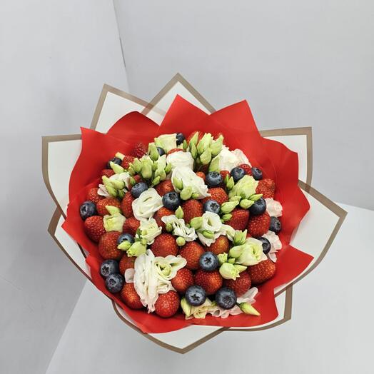 Букет свежей клубники с эустомами арт. 35369