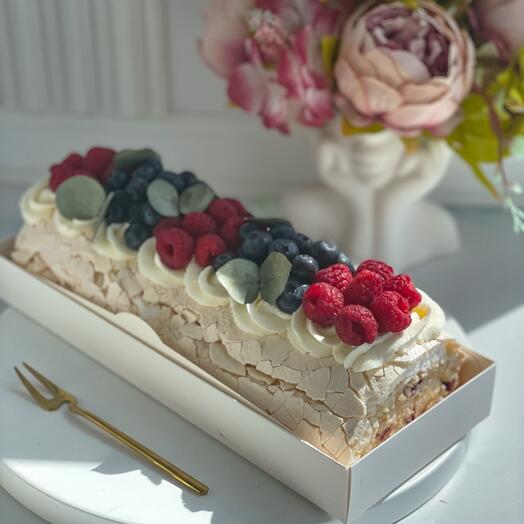 Меренговый рулет с ягодами