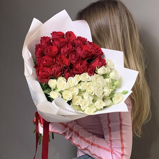Букет М «Love is» из красных одноголовых роз и кустовых белых