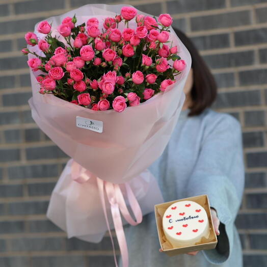 Комбо букет из кустовых роз и бенто торт