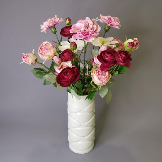 Интерьерная композиция из искусственных цветов в керамической вазе