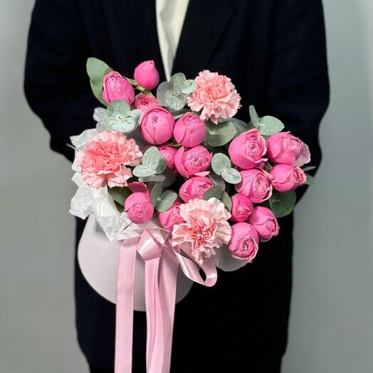 Box with peony-style roses and carnations 💕