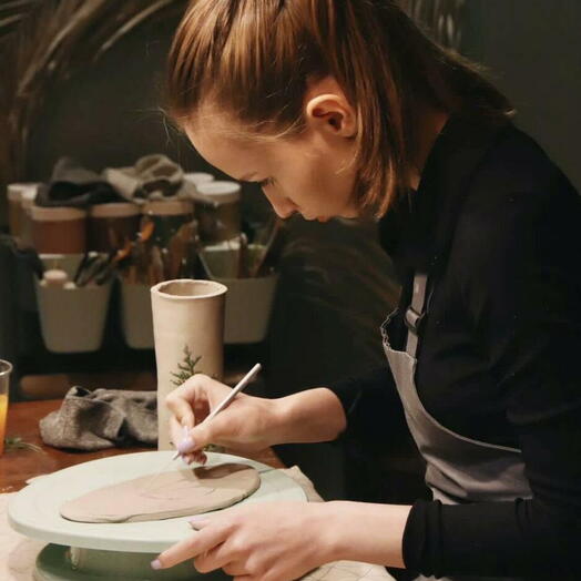 Подарочный сертификат «Мастер-класс по лепке из глины в Artisan Studia для взрослых» (2 часа, 1 человек)