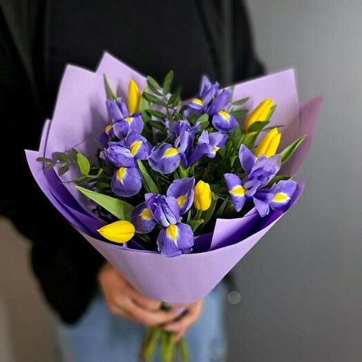 Весенние ирисы с тюльпанами