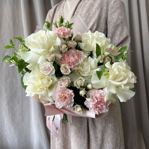 Нежный букет с белыми розами, альстромериями и диантусами
