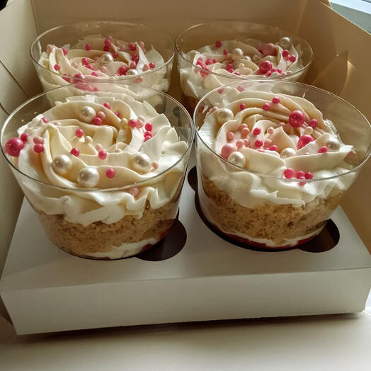 Трайфлы с розовой посыпкой