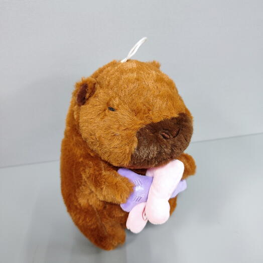 Малыш капибара со стрелой амура