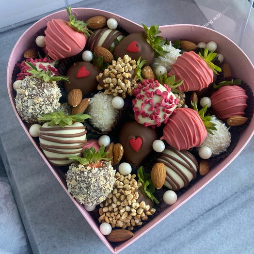 Сердце из клубники в шоколаде для любимой
