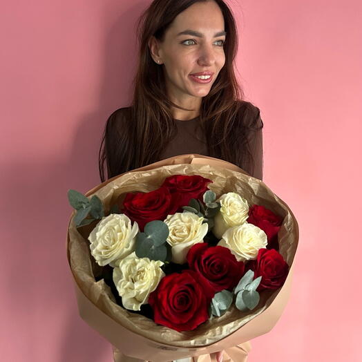 Ramo de rosas rojas y blancas