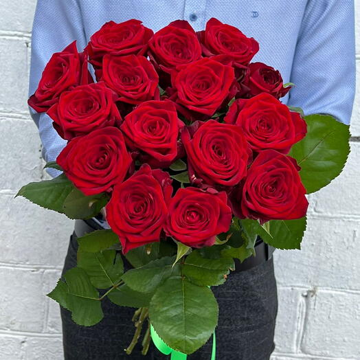 Букет из 15 красных роз Ред Наоми (Red Naomi)