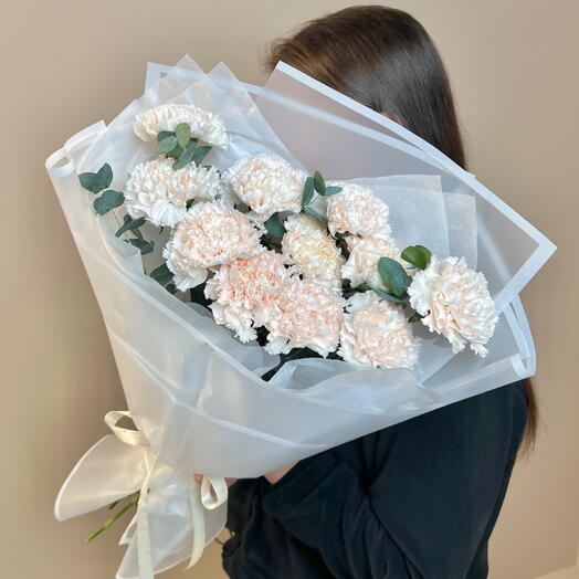 Букет из Кремовых Диантусов и Ароматного Эквалипта