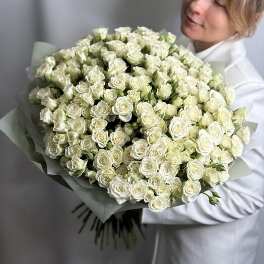 Букет из 51 кустовой белой розы