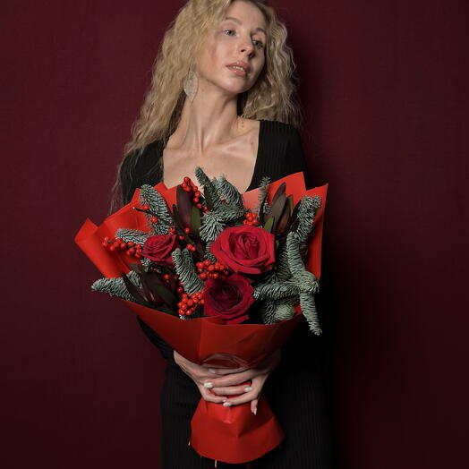Зимний букет с илексом и ароматными розами "Зимняя сказка"