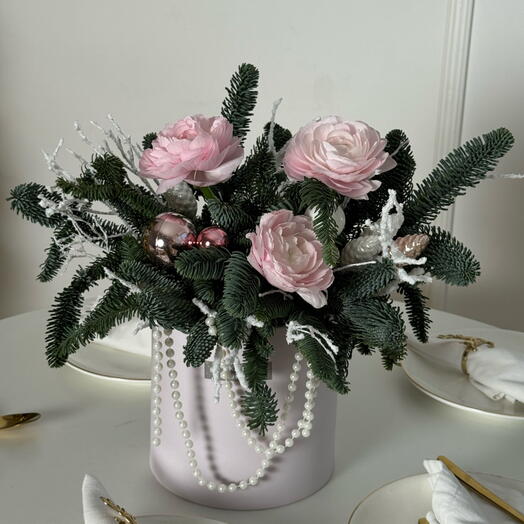 Новогодняя композиция с ранункулюсами