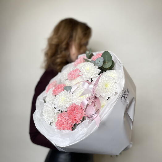 Круглый букет с хризантемами и диантусами