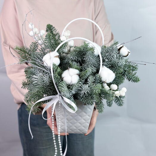 Зимняя композиция из нобилиса в сумочке