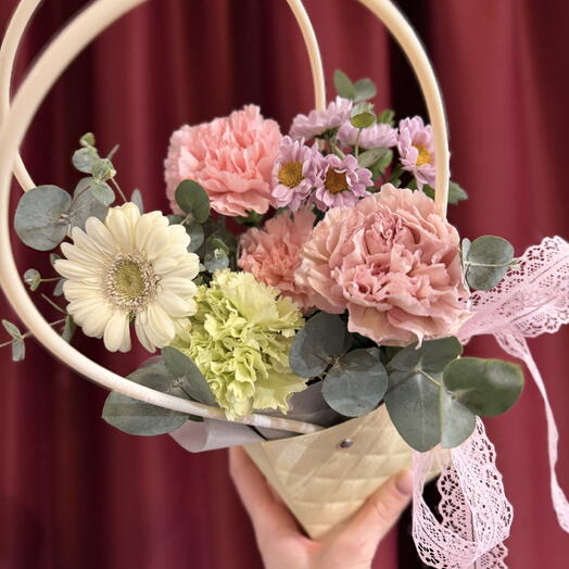 Милая композиция в сумочке 💕 диантусы, гербера