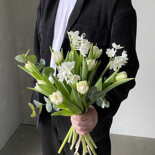 Белые тюльпаны, кустовые нарциссы и эвкалипт