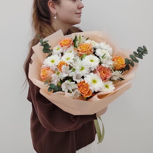 Нежный букет с розой, альстромерией и хризантемой