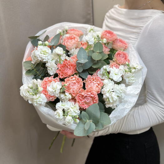 Букет «Весна» из ароматной маттиолы и кустовых роз с ароматным эвкалиптом 🌱
