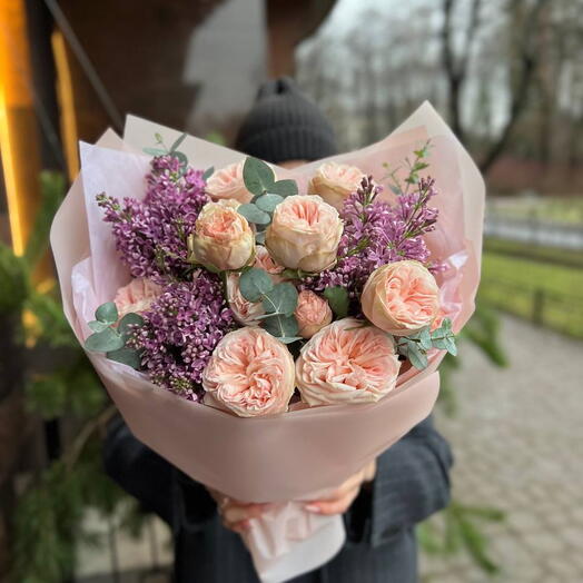 Букет из пионовидных роз и свежей сирени