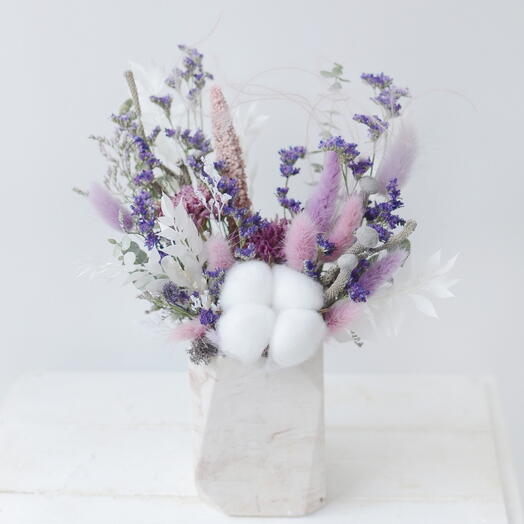 Интерьерная композиция из сухоцветов в сиреневый тонах