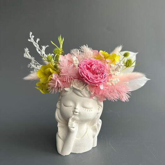 Композиция из стабилизированных цветов и сухоцветов