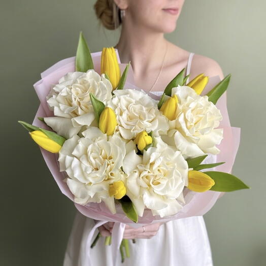 Нежный букет белые французские розы Мондиаль и желтые тюльпаны