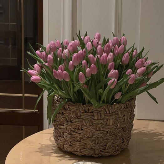 Корзина с цветами тюльпан розовая 101шт