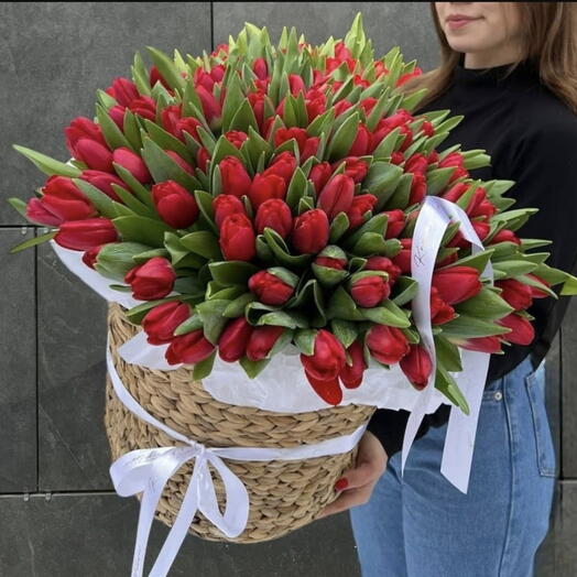Корзина с цветами тюльпан красный
