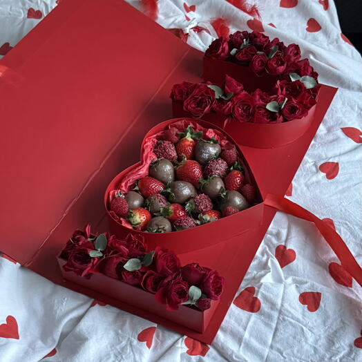 Подарочная коробочка «I LOVE YOU» цветы и клубника в шоколаде