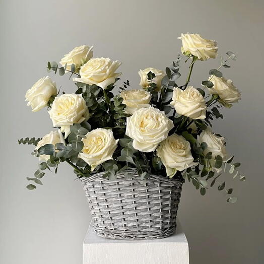 Корзина с пионовидными розами Сливочная