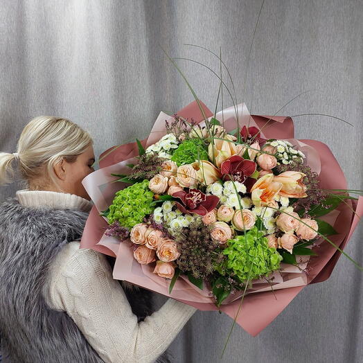 Букет  пионовидных  кустовых роз,  гортензий , орхидей, и  шикарный амарилис