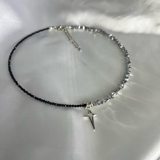 Колье из алмазного стекла и шпинели