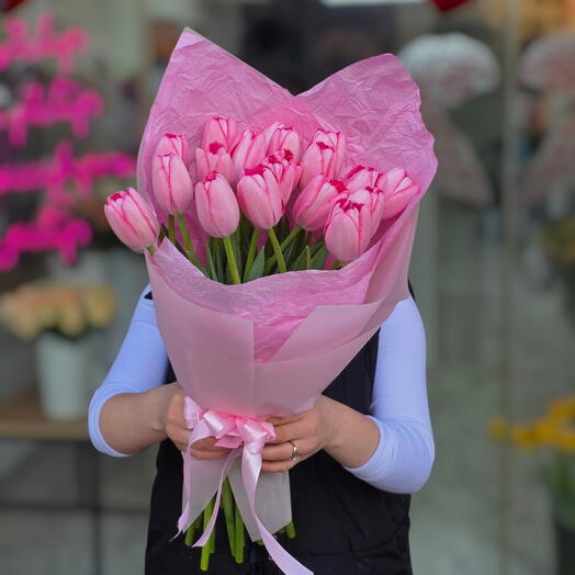 19 розовых тюльпанов