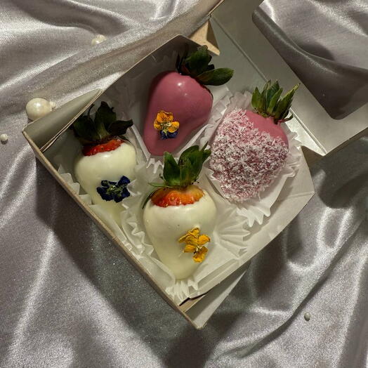 Клубника в шоколаде 4 шт pink  white