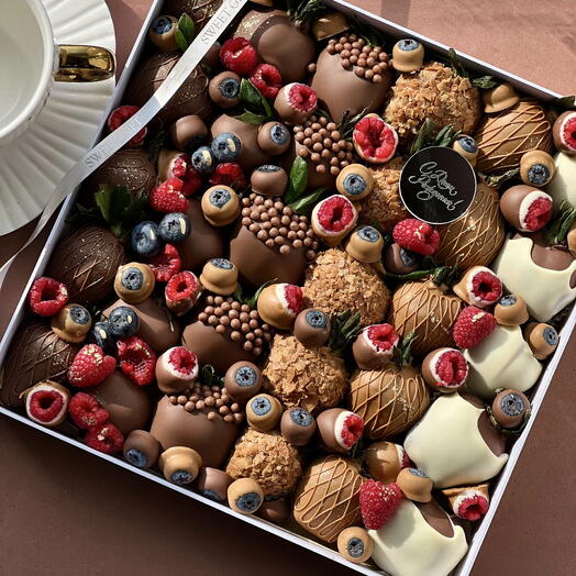 Набор "Caramel" из клубники в молочном, карамельном и белом шоколаде с малиной и голубикой