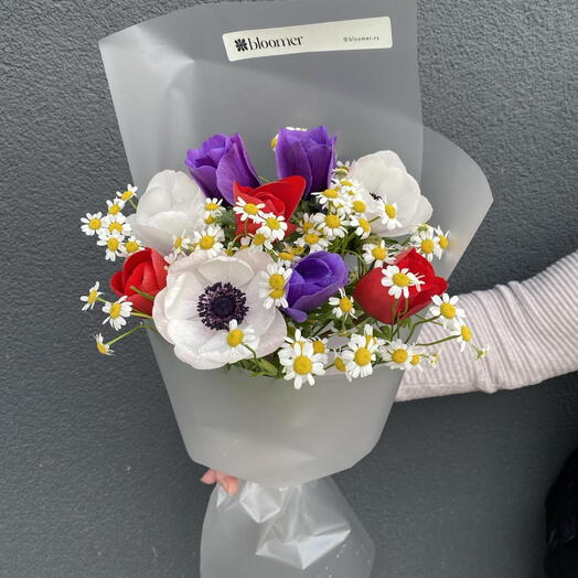 Bouquet of 9 anemones and chamomile
