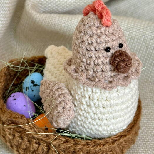 Пасхальная курочка беляночка в гнезде