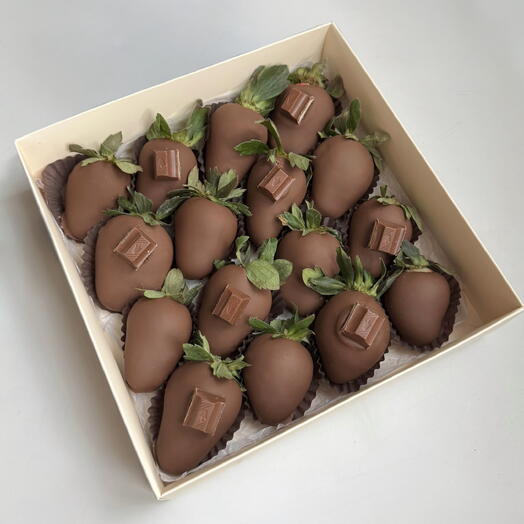 Клубника в шоколаде с шоколадкой kinder