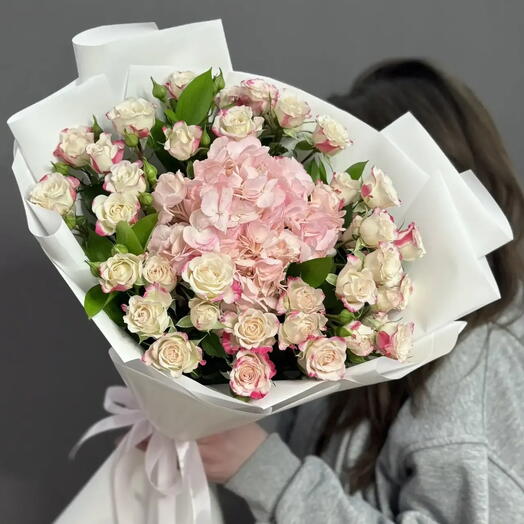 Букет с кустовыми розами «Рефлекс» и розовой гортензией (арт.3834)