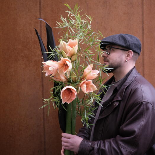 Амариллисы, аспарагус и черные листья - Букет с амариллисами