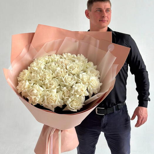 Букет гигант из белых ажурных роз L