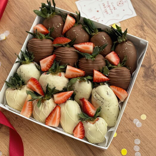 Клубника в белом и молочном шоколаде 16 шт