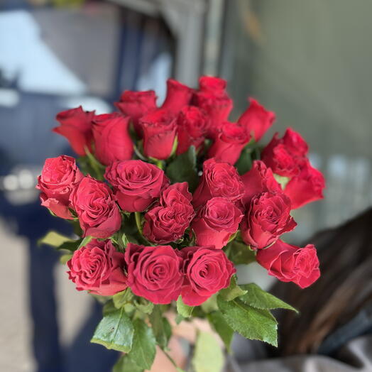 25 красных роз