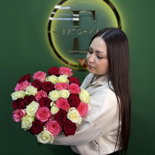 Микс из 35 красных белых розовых роз