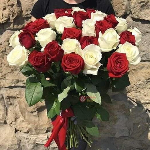 29 красно белых роз